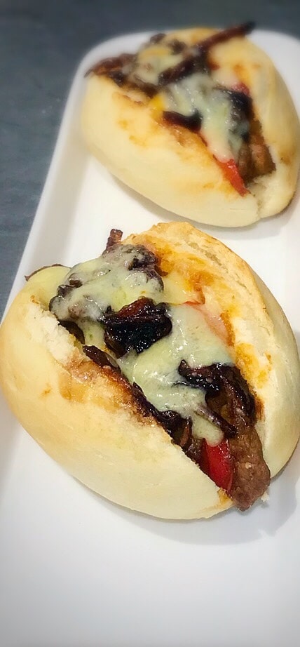 Beed Cheesetak sandiwhces with caramelised onions
