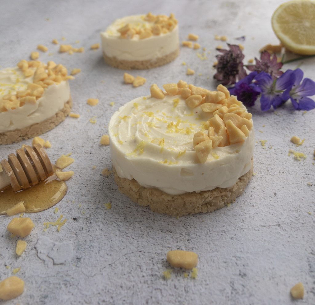 Lemon and honey cheesecakes with shortbread base